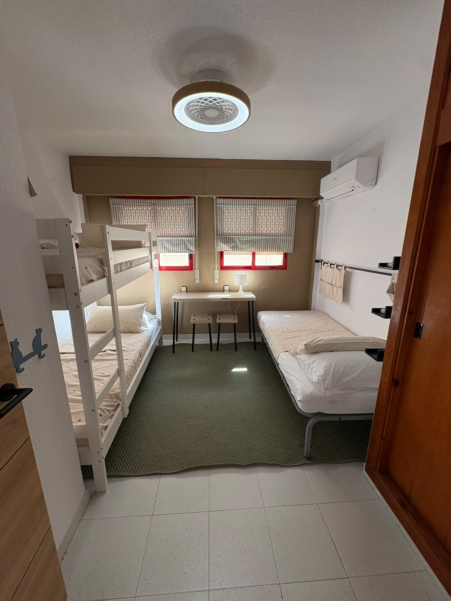 Spálňa s palandou, samostatnou posteľou a klimatizáciou